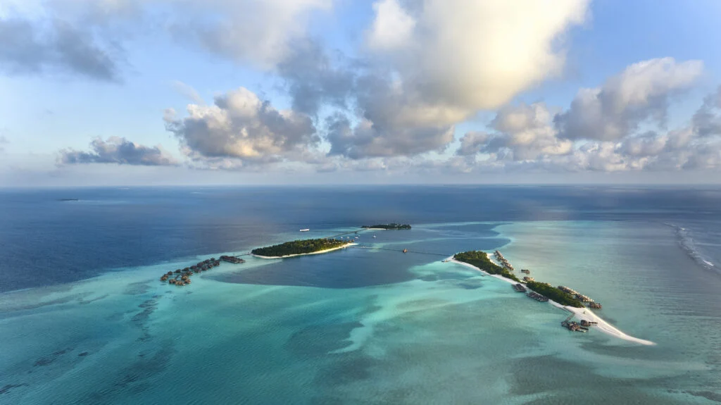 Два острова Conrad Maldives Rangali Island и соединяющий их мост