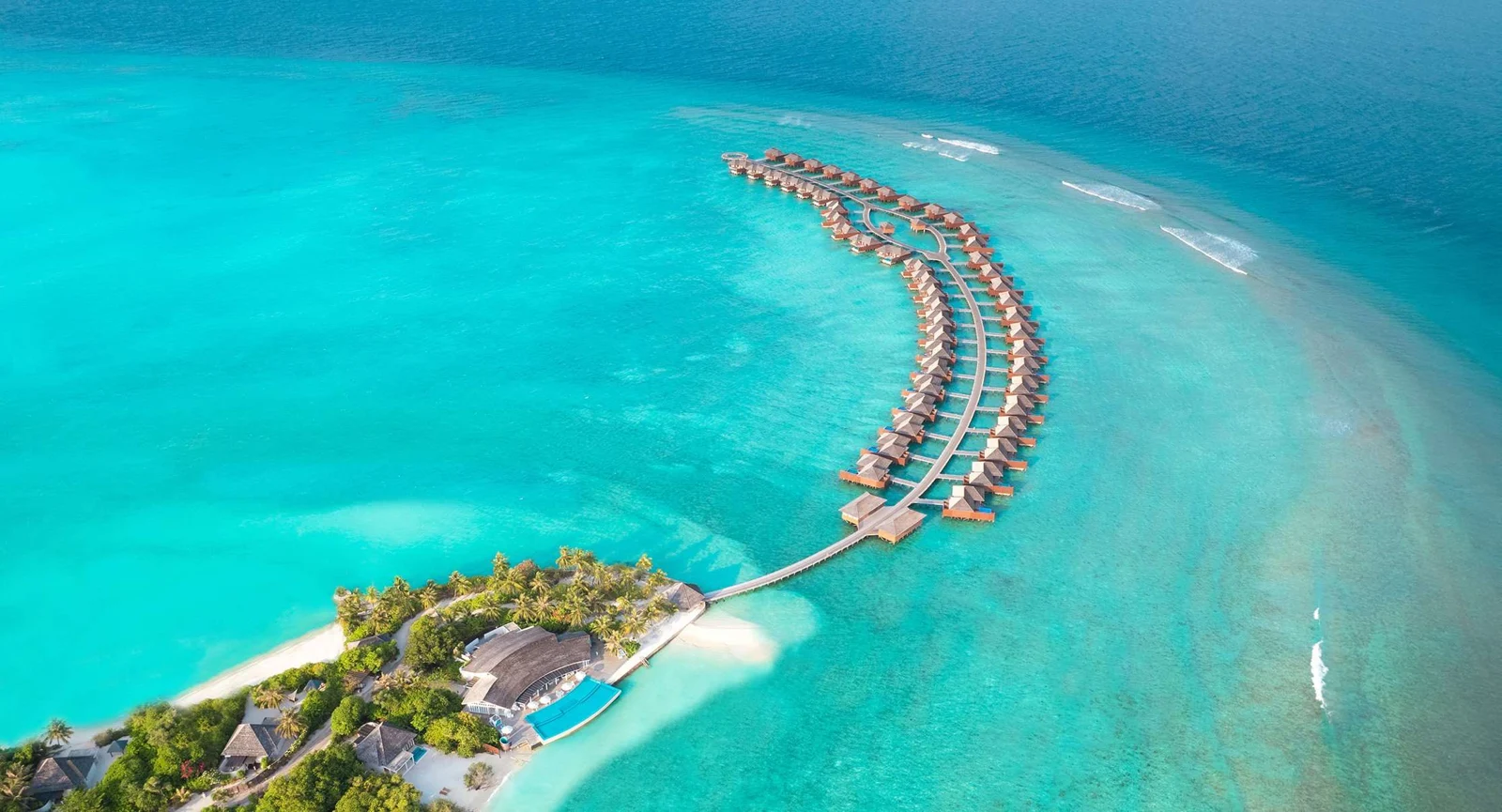 Водные виллы Hideaway Beach Resort & Spa с высоты